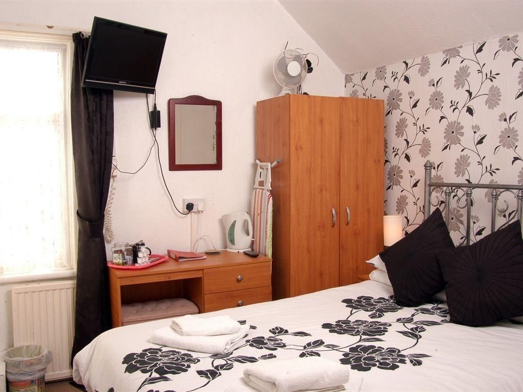 The Shepperton 3* Blackpool